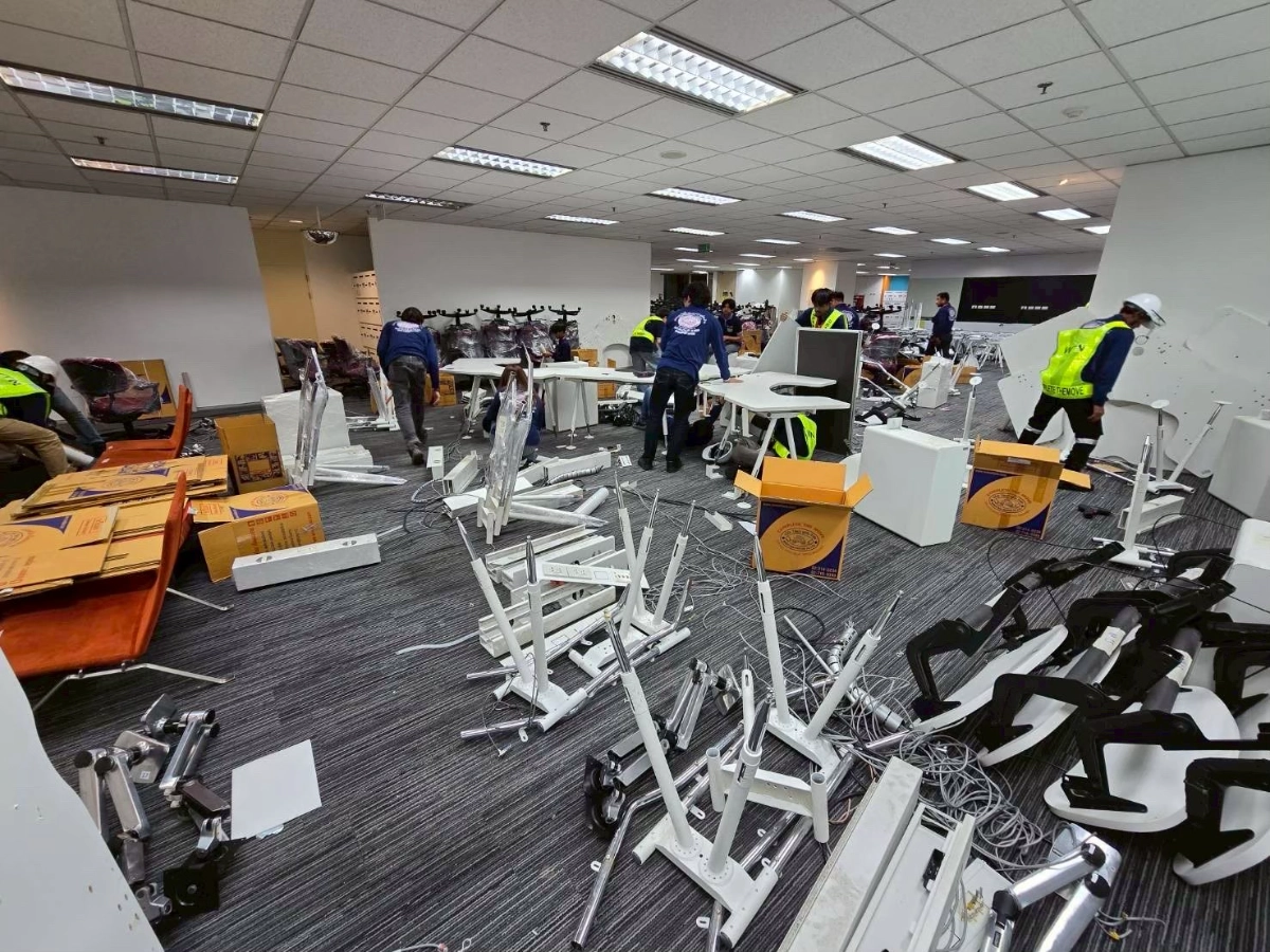 ผลงานการรื้อถอดขนย้ายประกอบติดตั้งเฟอร์นิเจอร์โต๊ะทำงาน